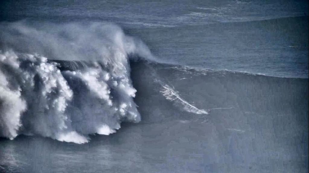 A primeira onda da vida de Daniel Rangel em Nazaré, Portugal.