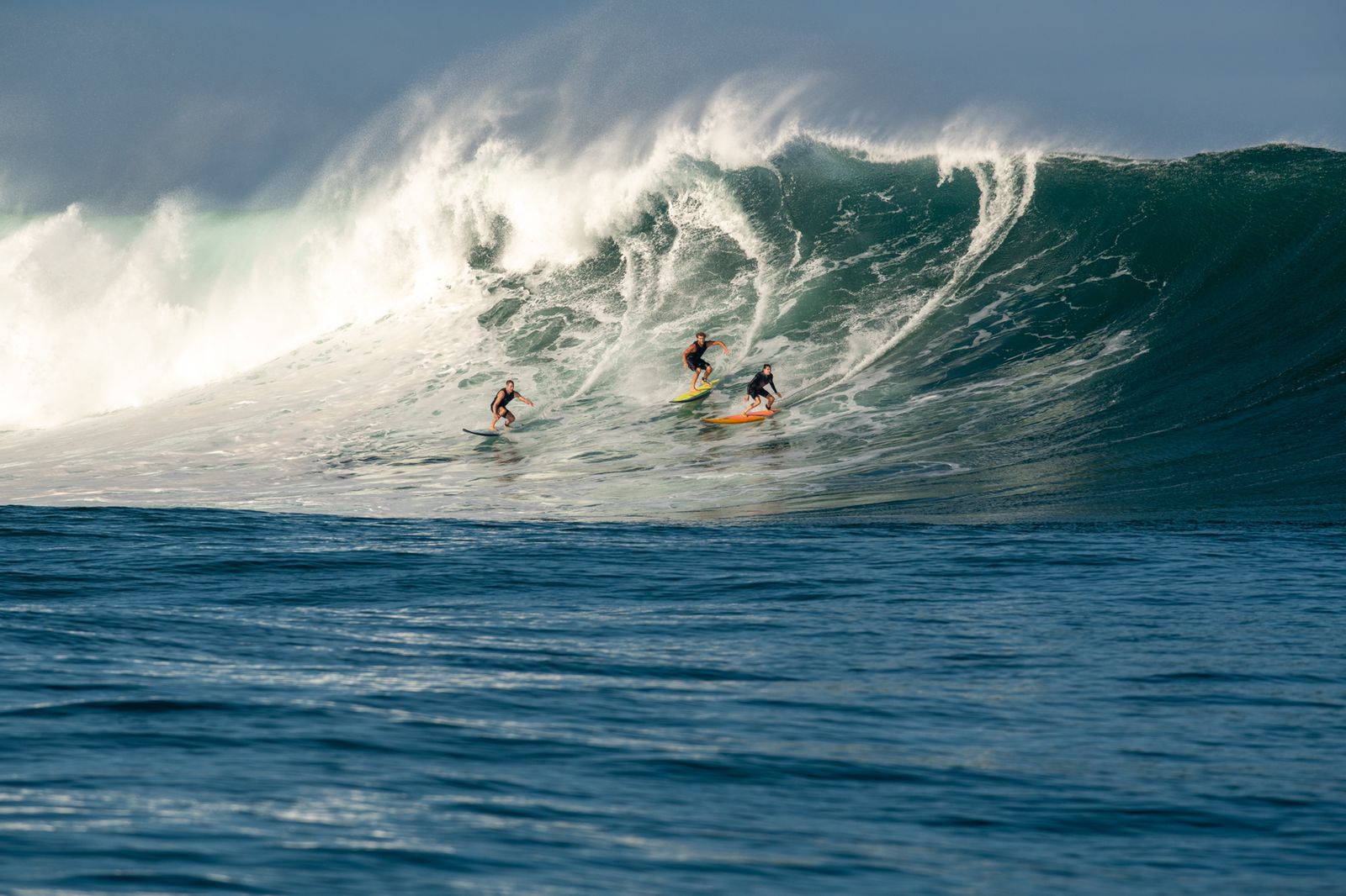 Mar quebra grande e perfeito em Himalayas, Havaí (EUA), para alegria das atletas do Magnitude.