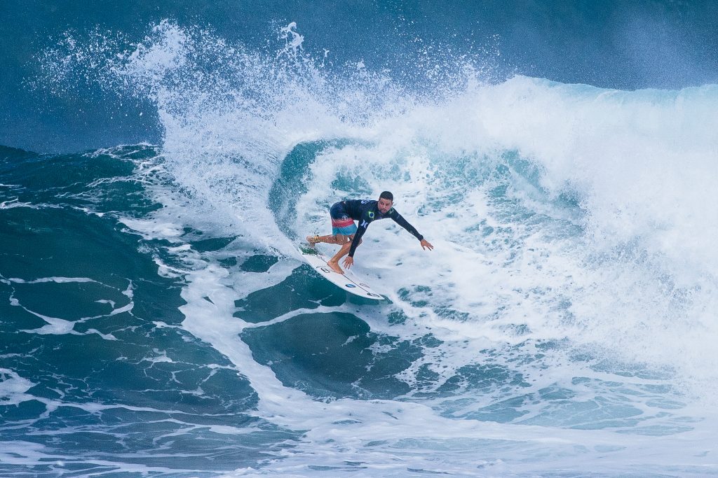Deivid Silva apresenta surfe sólido de Backside nas ondas de Sunset.