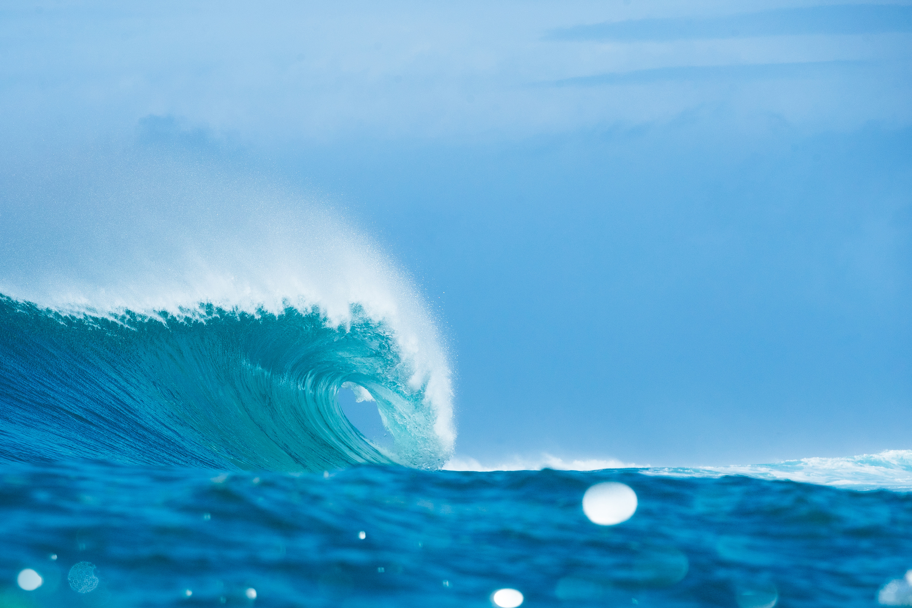 Direita volumosa e forte de Sunset recebe mais uma vez os melhores surfistas do mundo.