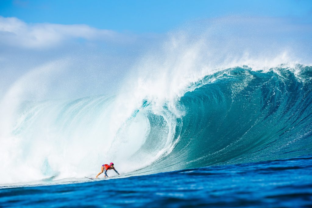 Moana Jones Wong surfa ondas grandes no caminho da vitória.