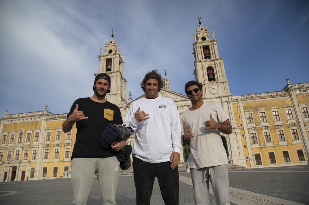 Pedro Boonman, Clay Marzo e Bruno Santos no Palácio de Mafra, Portugal.