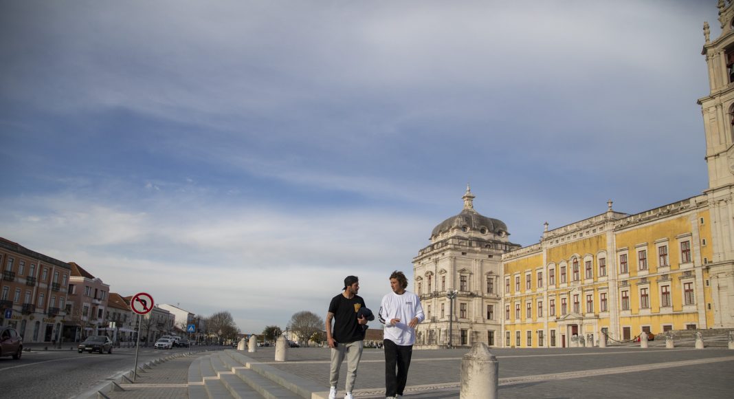 Pedro Boonman e Clay Marzo 01, Palácio de Mafra, Portugal. Foto: André Carvalho.