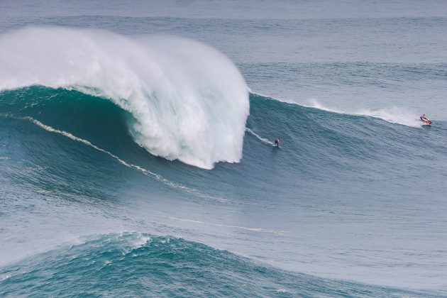 Rodrigo Koxa, Nazaré Tow Surfing Challenge 2022, Nazaré, Portugal. Foto: WSL / Masurel.