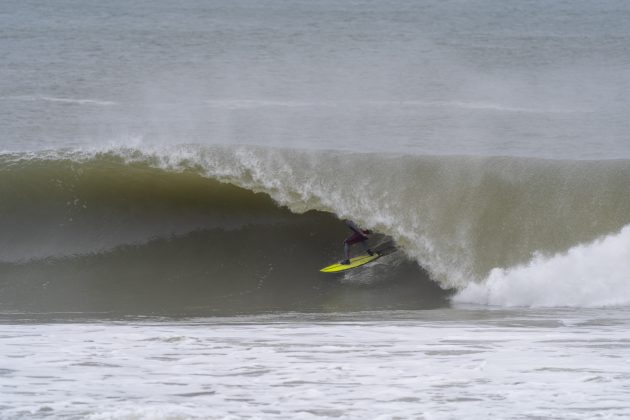 Surfista não identificado, Supertubos, Portugal. Foto: Helio Antonio.