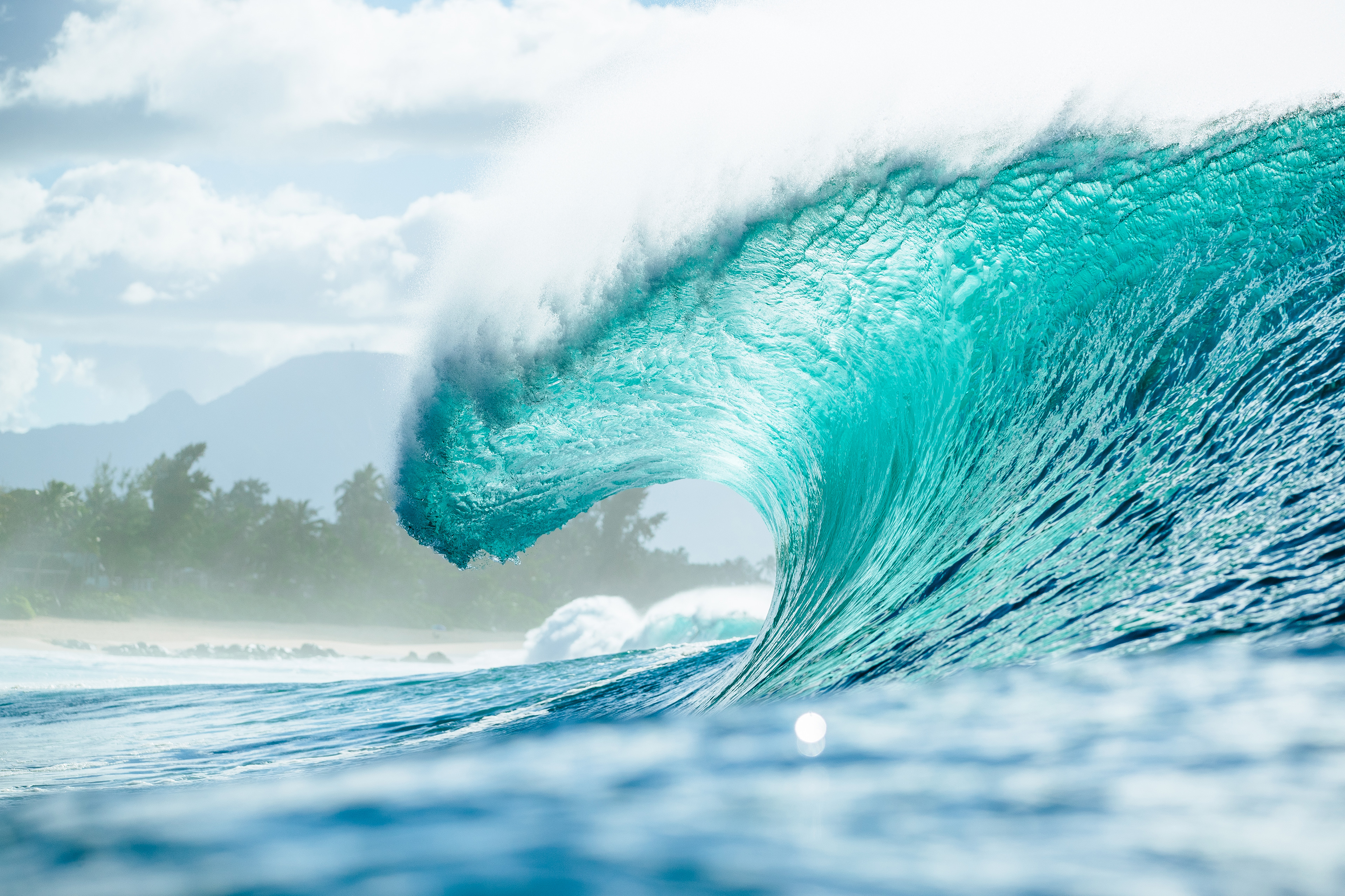 Mais uma onda majestosa em Pipe durante o Billabong Pro Pipeline 2022, North Shore de Oahu, Havaí