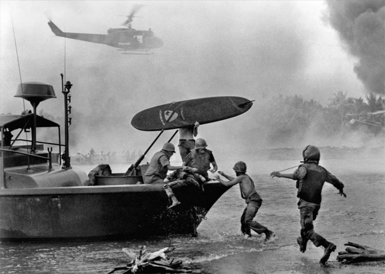 Cena surreal de Apocalypse Now exibe o surfe sob ataque aéreo.