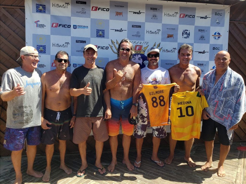 Renato Hickel doa à ASJ as camisas de lycra dos campeões mundiais para Associação de Surf da Joaquina.