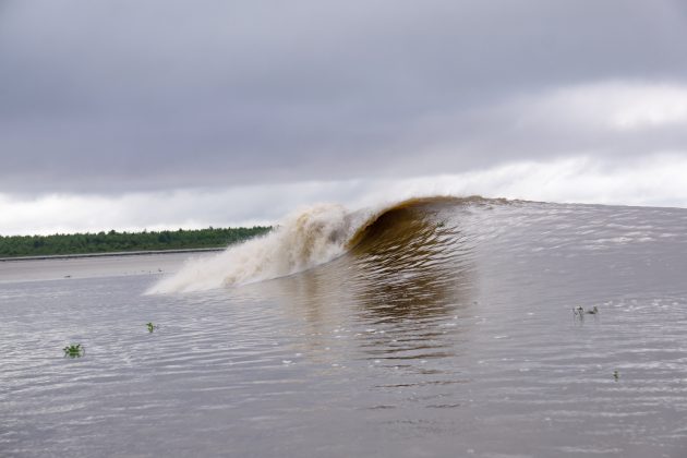 Rio Mearim, Maranhão, Pororoca do Rio Mearim, no Maranhão, é uma das melhores ondas de rio. Foto: Julio Bazanella.
