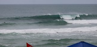 Surfista é resgatado na Mole