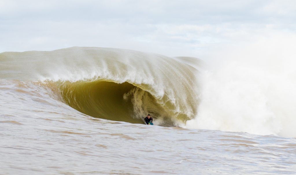 Coleção de imagens de bodyboarders no Espírito Santo serão transformadas em NFTs.