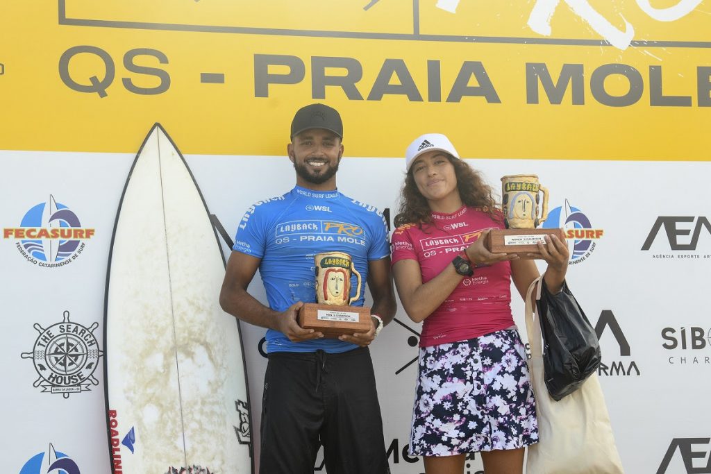 Michael Rodrigues e Daniella Rosas com os troféus das vitórias na Praia Mole.