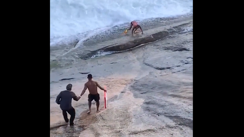 Atletas tiveram que se atirar ao mar para resgatar salva-vidas.