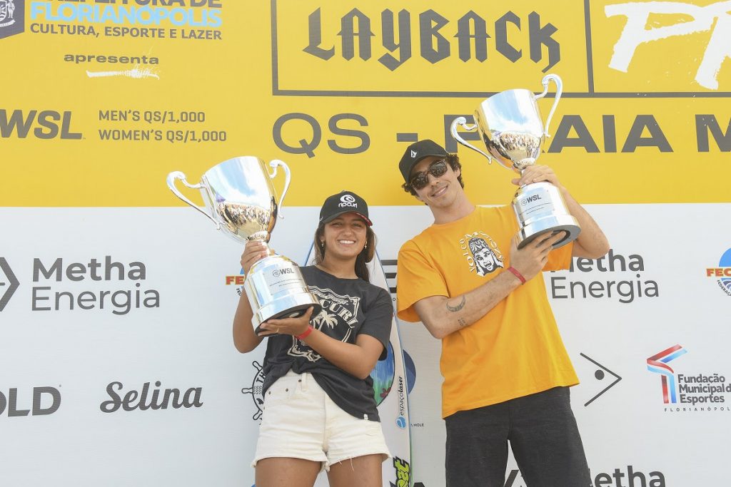 Sophia Medina e Yago Dora com os troféus dos títulos sul-americanos de 2021/22.