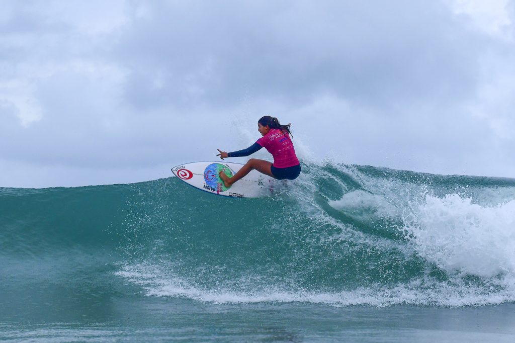 Sophia Medina estrea com vitória nas ondas da Praia Mole