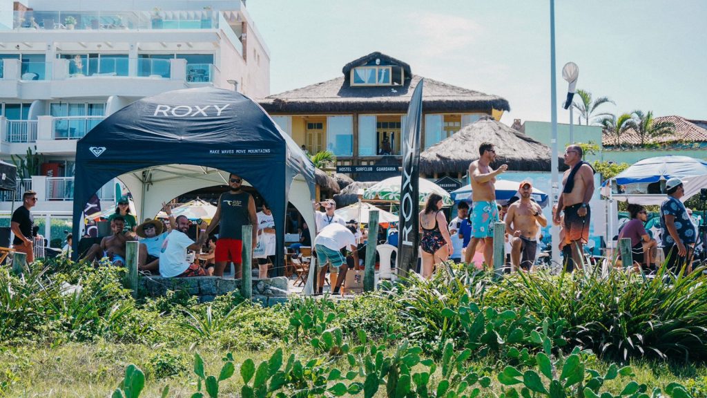 Evento reúne longboarders na Praia da Macumba, Rio de Janeiro.