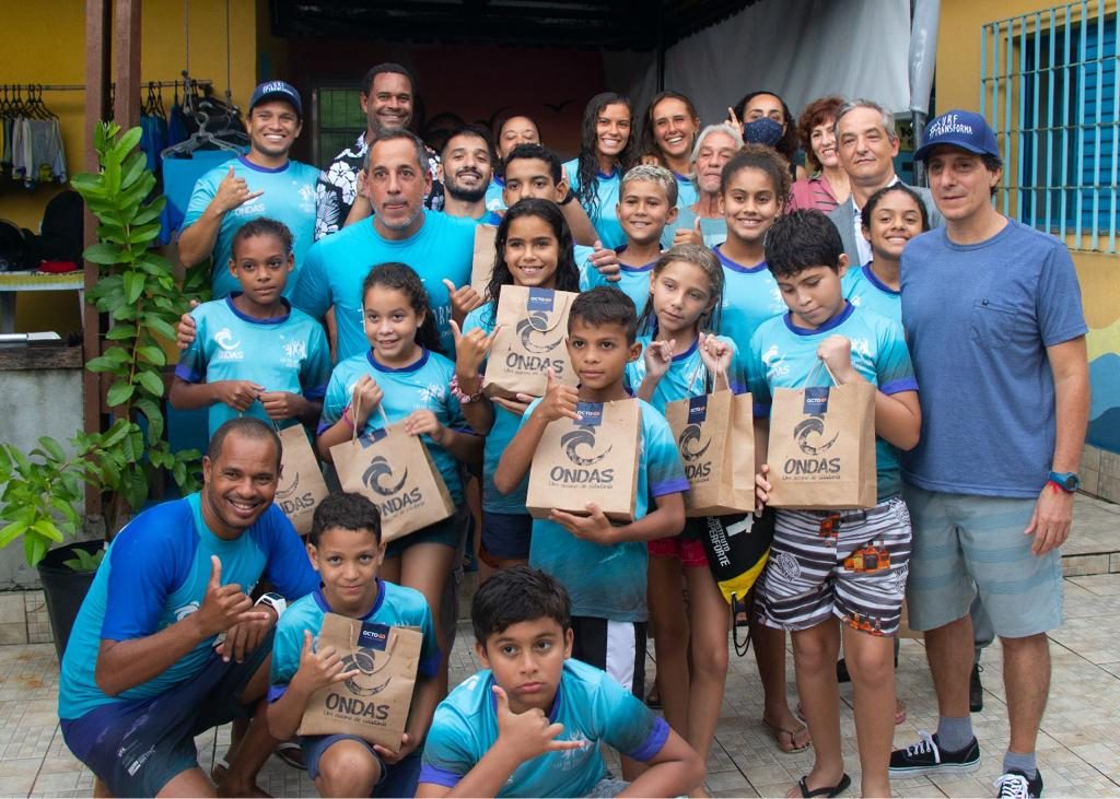 Projeto Ondas apoia crianças do Guarujá (SP).