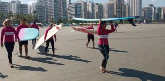 Escola de surfe só para mulheres