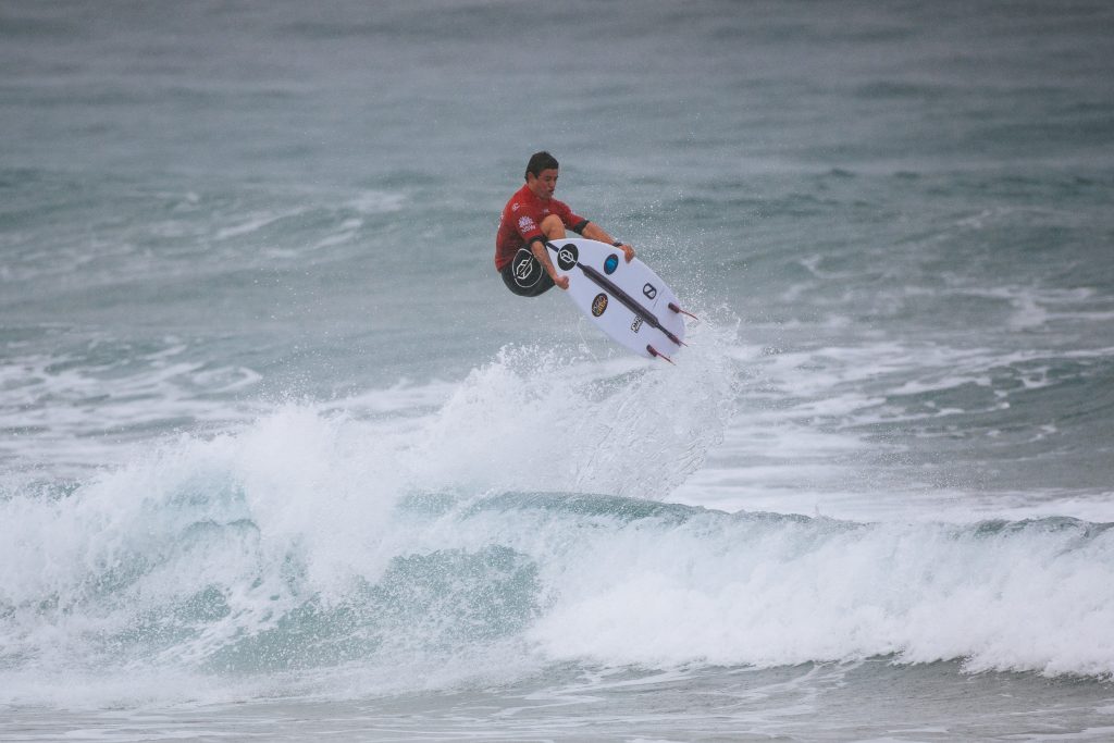 Deivid Silva encara o italiano Leonardo Fioravanti nas quartas de final do Sydney Surf Pro.
