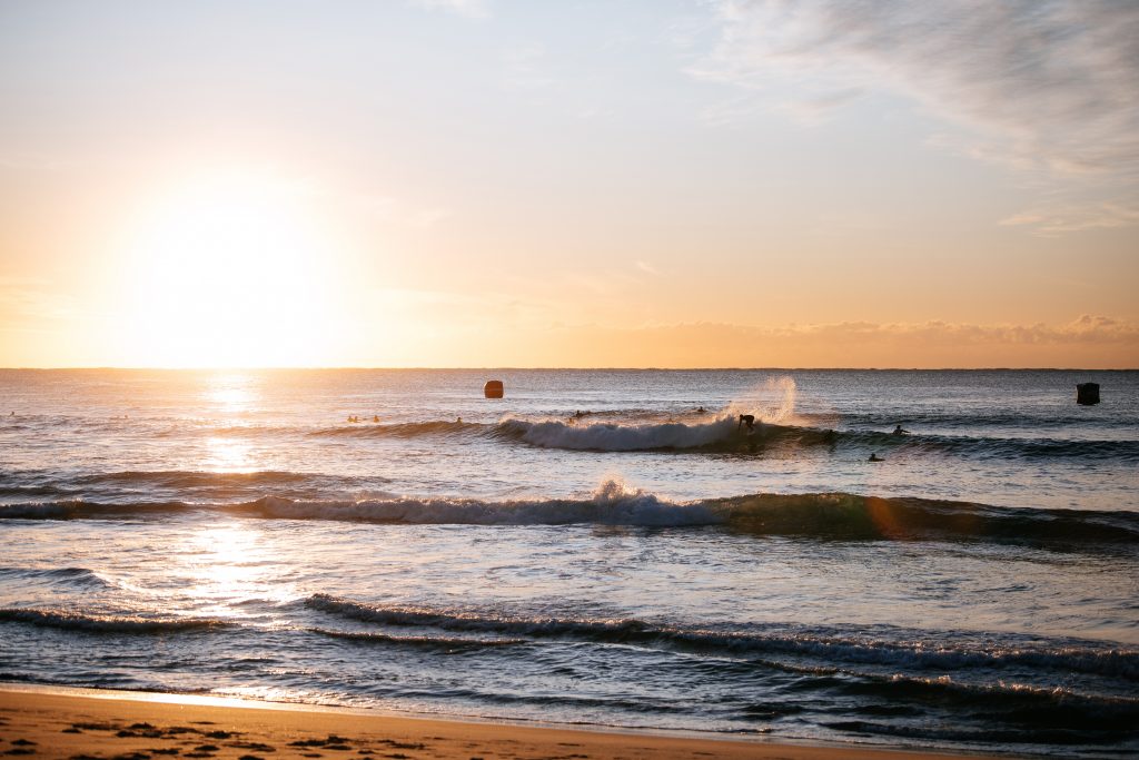 Manly Beach funciona com ondas de meio metro no primeiro dia do Sydney Surf Pro.