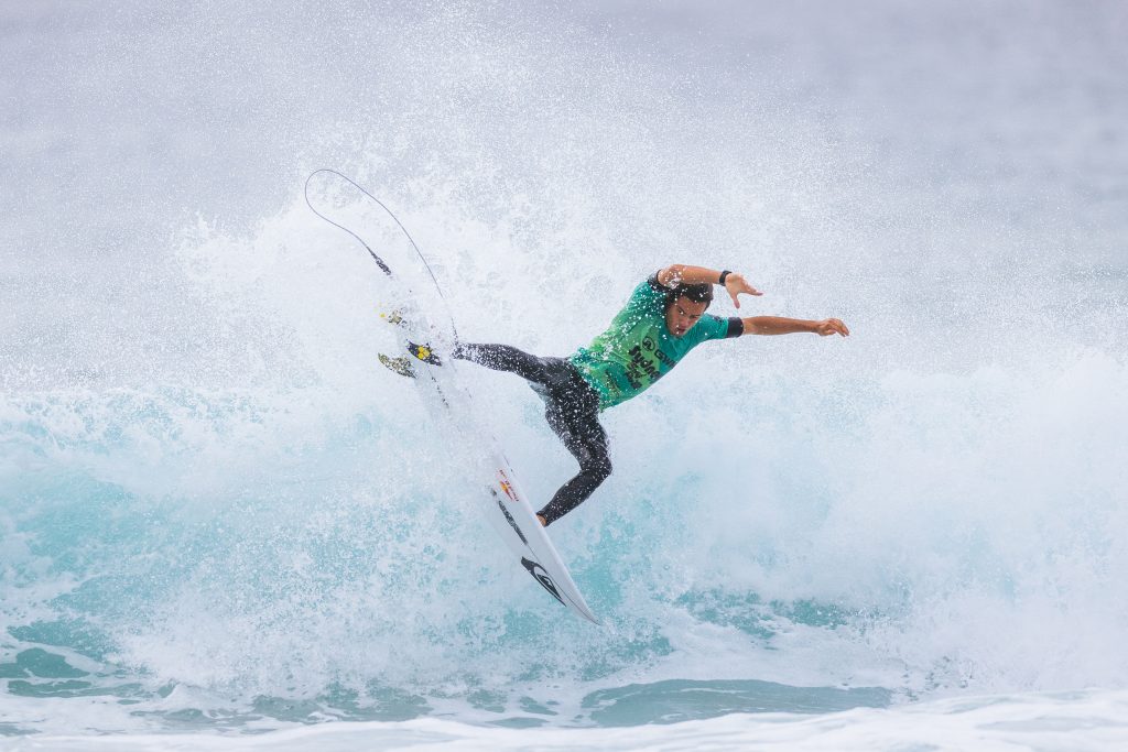Mateus Herdy decola para avançar no Sydney Surf Pro.