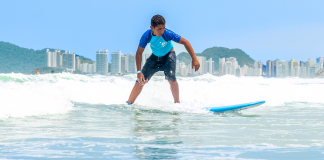 Surfe e solidariedade no Guarujá