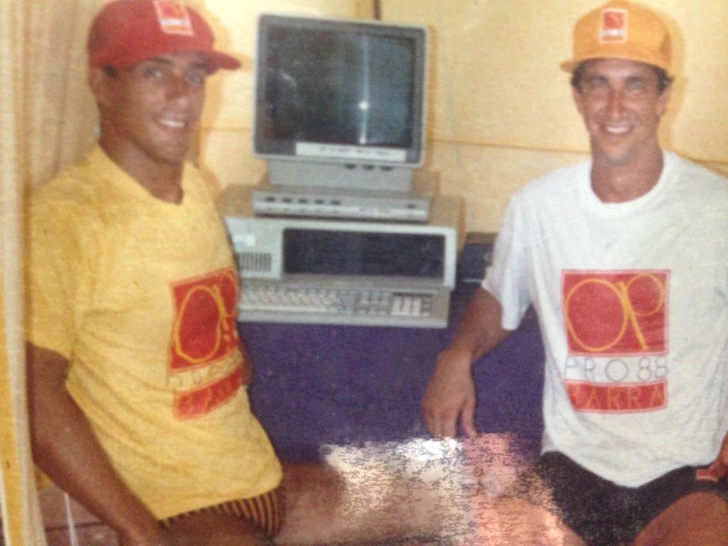 Celso Alves e Mano Ziul: dupla de programadores cria sistema que revoluciona o julgamento no surfe nos anos 80.