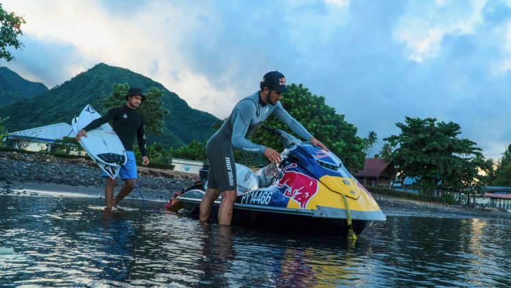 Lucas e João Chianca, Teahupoo, Taiti. Foto: Pedro Bala Photography / @surf.travel.explore.