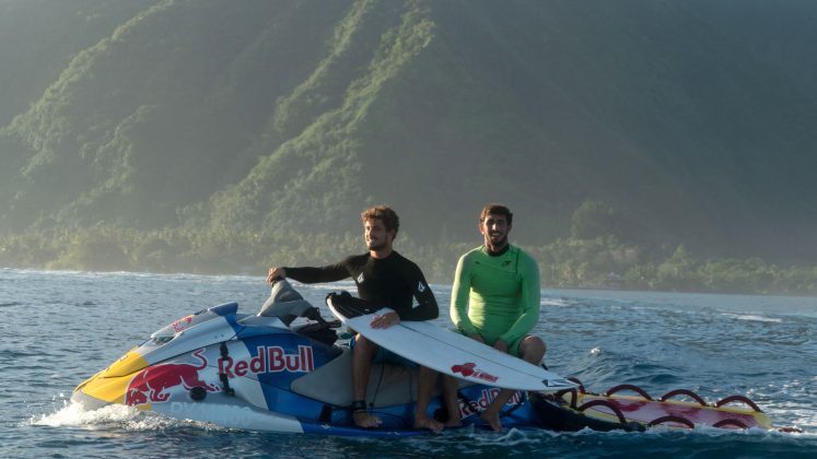 Lucas e João Chianca, Teahupoo, Taiti. Foto: Pedro Bala Photography / @surf.travel.explore.