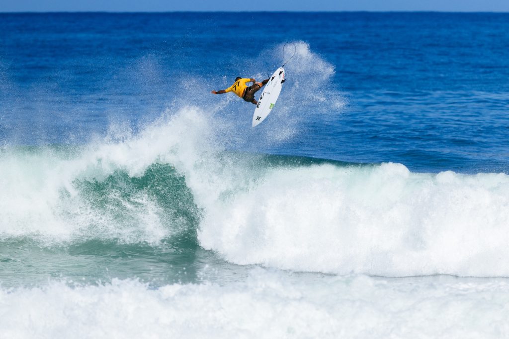 Filipe Toledo é um dos melhores do Tour nas manobras aéreas.