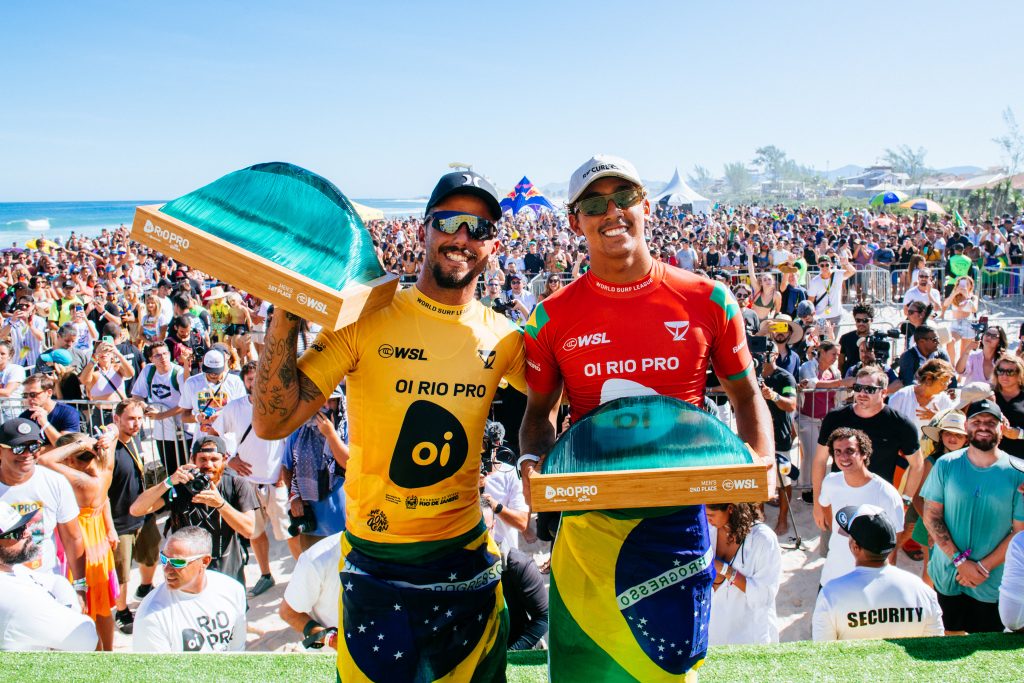 Filipe Toledo e Samuel Pupo fazem a alegria do público brasileiro em Saquarema.