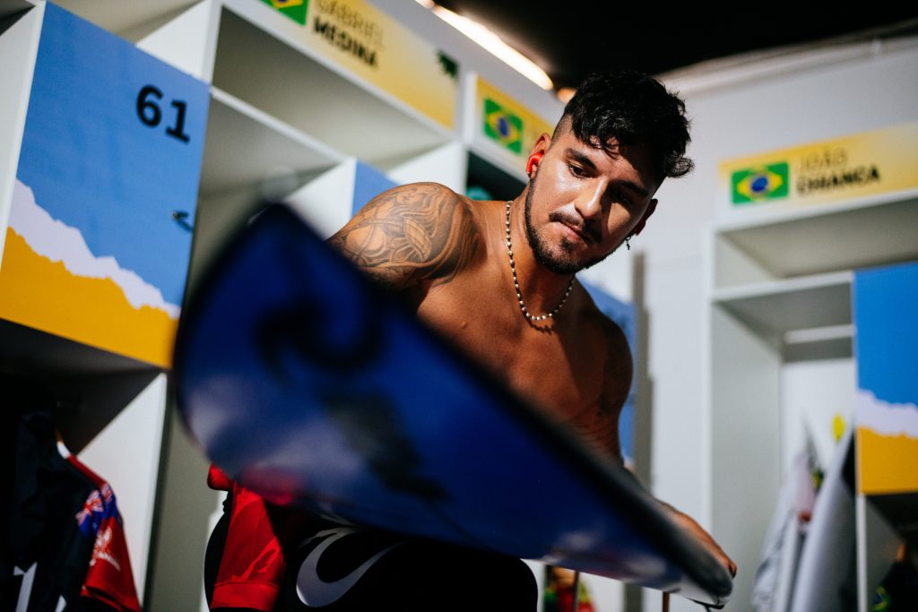 Gabriel Medina sai lesionado do Rio Pro 2022.