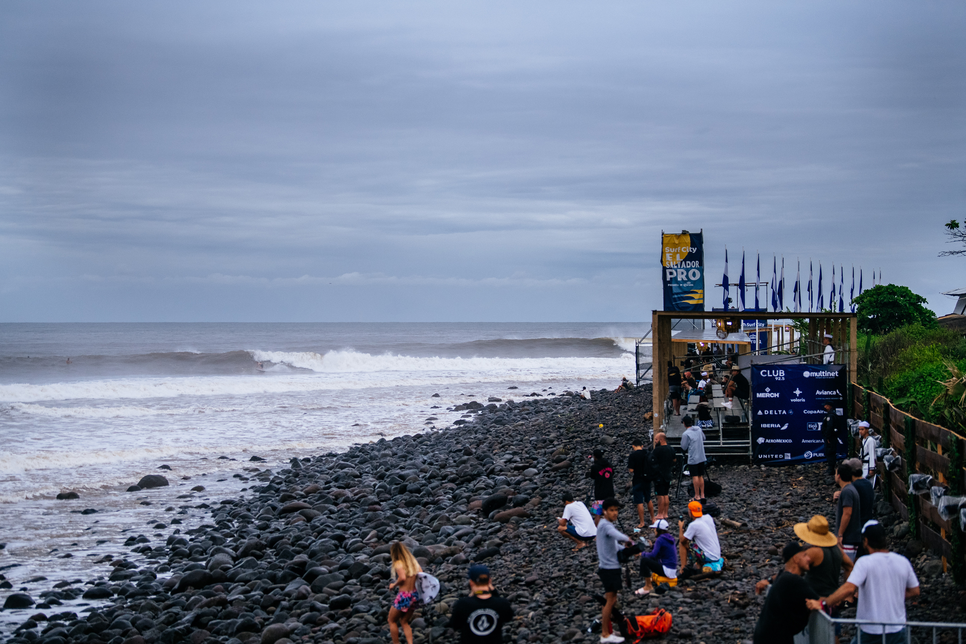 Punta Roca é o palco do Surf City El Salvador Pro.