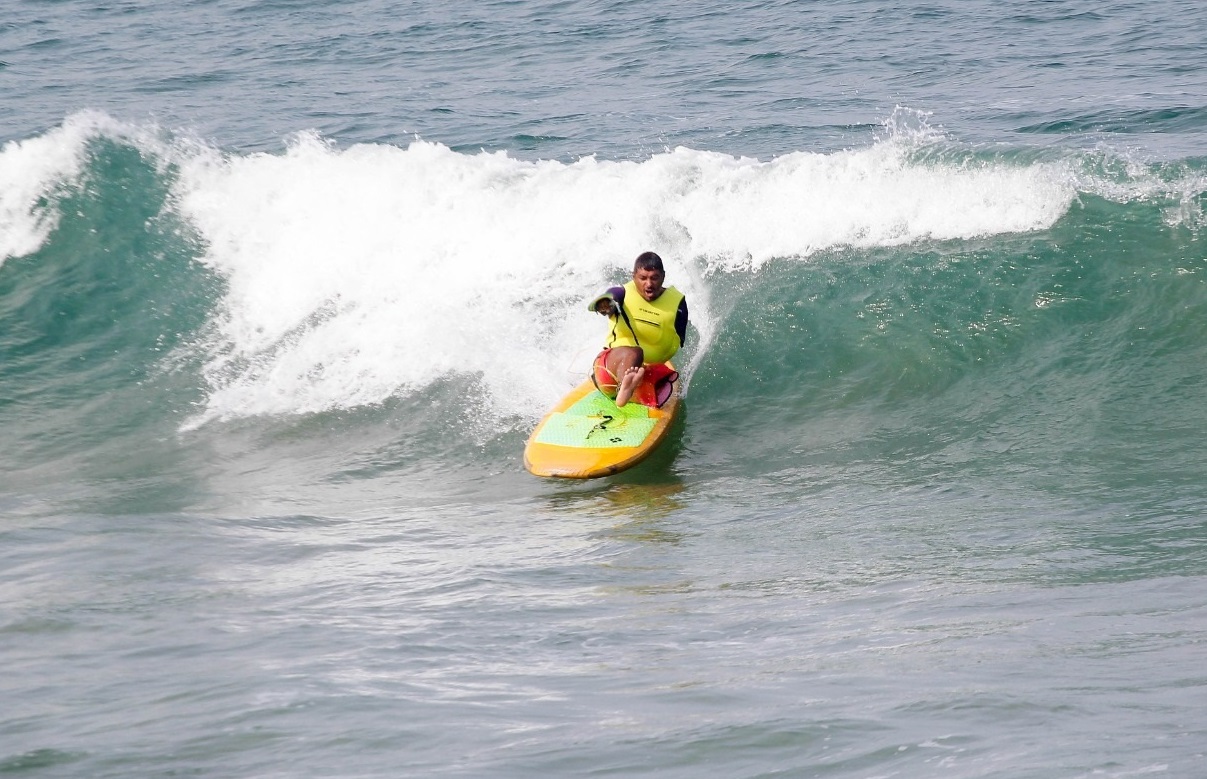 Marçal Leme participa da estreia da modalidade Surf Adaptado.