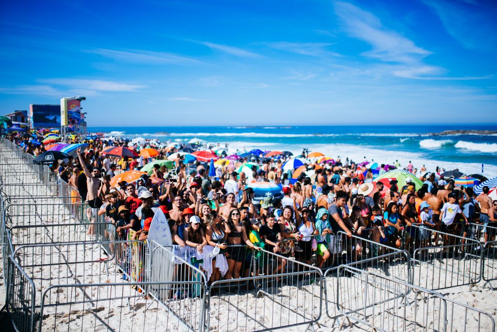 Praia de Itaúna recebe bom público no segundo dia do Rio Pro.