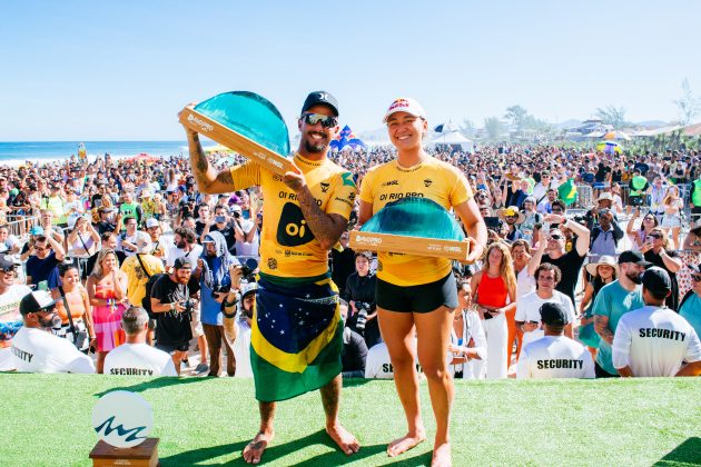 Filipe Toledo e Carissa Moore, Rio Pro 2022, Itaúna, Saquarema (RJ). Foto: WSL / Thiago Diz.