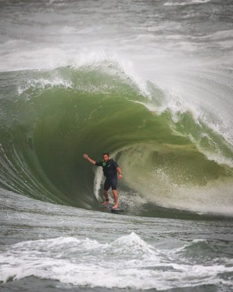 Felipe Cesarano, Laje do Shock, Itacoatiara Big Wave 2022, Niterói (RJ). Foto: Tony D´Andrea.