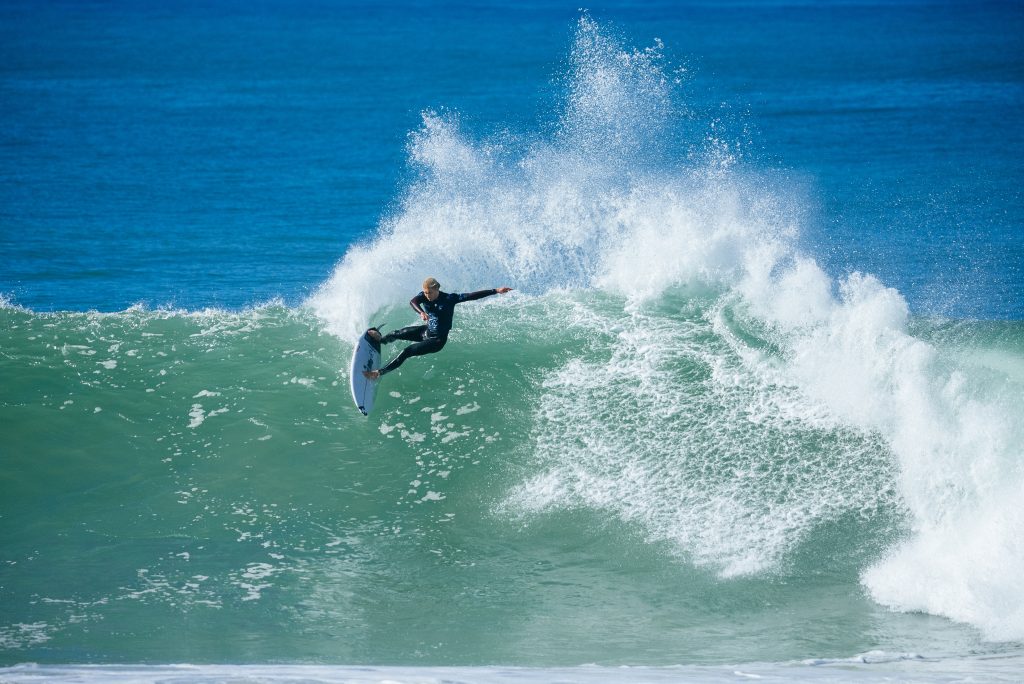 Ethan Ewing exibe com categoria os movimentos da escola australiana de surfe.