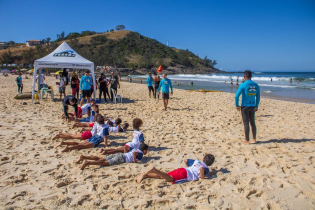 Clínica de Surfe para crianças de projetos sociais, Maricá Surf Pro AM 2022, Ponta Negra, Maricá (RJ). Foto: Gleyson Silva.