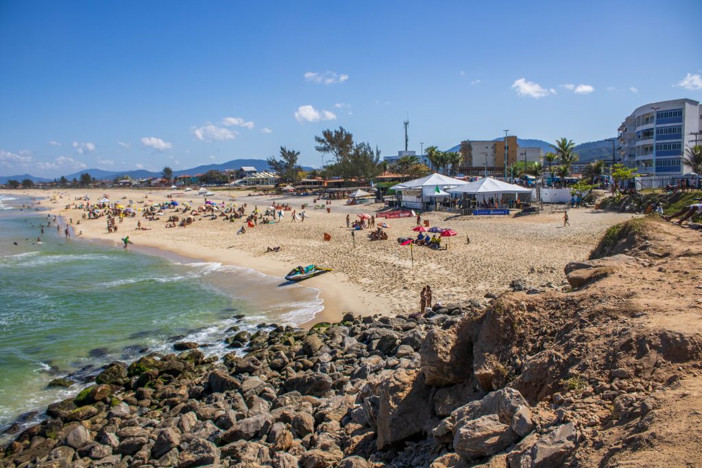 A praia de Ponta Negra é o palco do Maricá Surf Pro AM 2022.