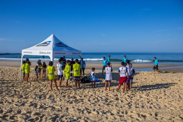 Clínica de surfe para crianças de projetos sociais de Maricá, Maricá Surf Pro AM 2022, Ponta Negra, Maricá (RJ). Foto: Gleyson Silva.