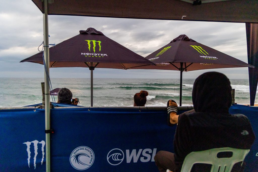 Condições fracas para o surfe em Willard Beach forçam a WSL a adiar o reinício da etapa.