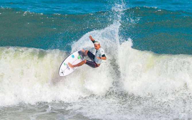 Matheus Neves, Hang Loose Surf Attack 2022, Praia do Tombo, Guarujá (SP). Foto: Erik Medalha.