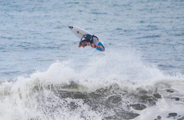Yuri Barros, Hang Loose Surf Attack 2022, Praia do Tombo, Guarujá (SP). Foto: Erik Medalha.