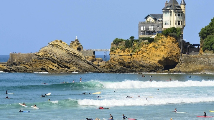 Biarritz teve aumento no número de surfistas.