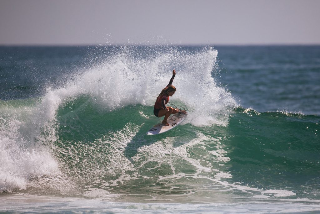 Caroline Marks avança no US Open of Surfing 2022.