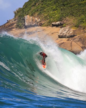 Daniel Rodrigues, Itacoatiara Big Wave 2022, Ilha Mãe, Niterói (RJ). Foto: Tony D'Andrea.