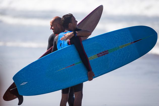 Taylor Jensen e Kaimana Takayama, US Open of Surfing 2022, Huntington Beach, Califórnia (EUA). Foto: WSL / Morris.