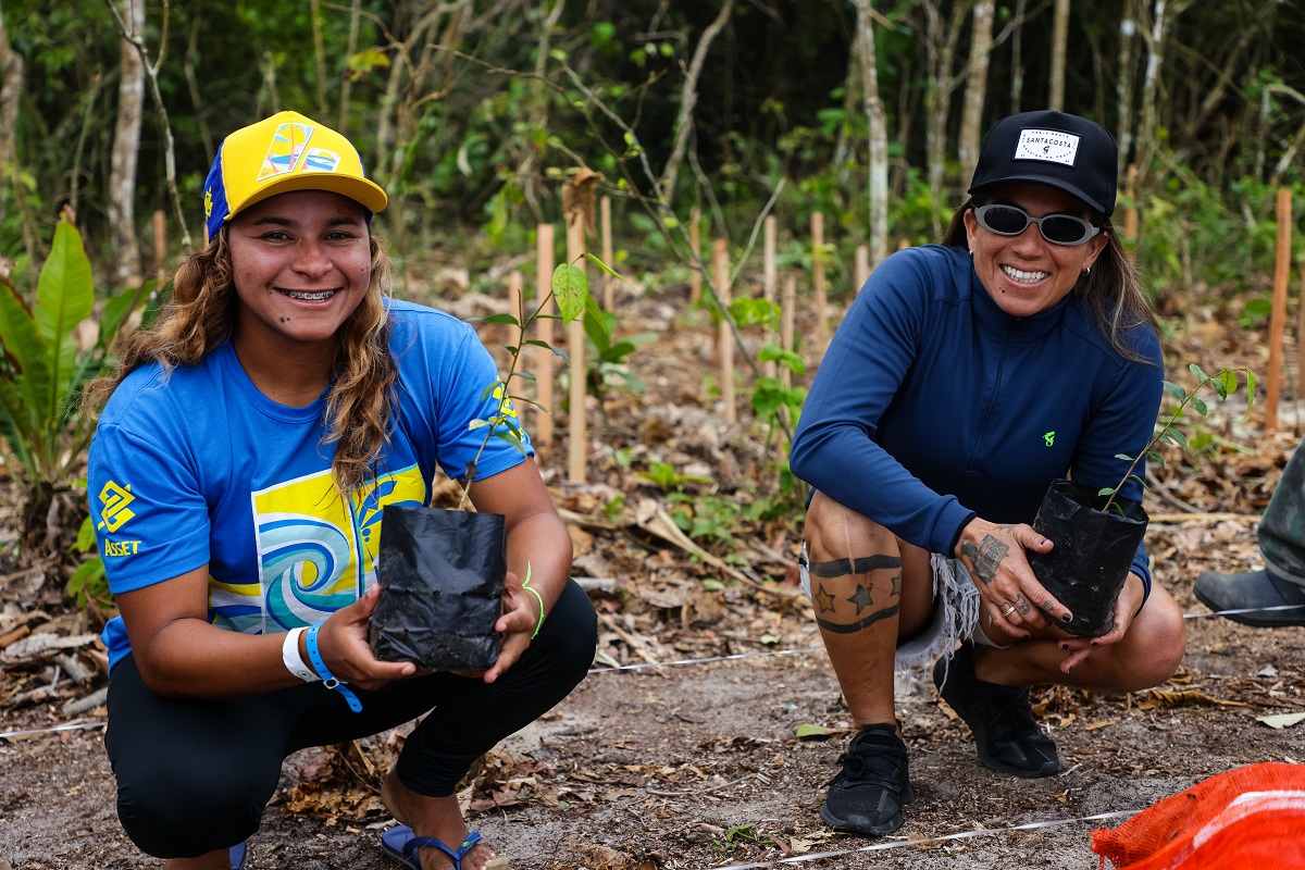 Juliana dos Santos e Silvana Lima participam de ativação ambiental.
