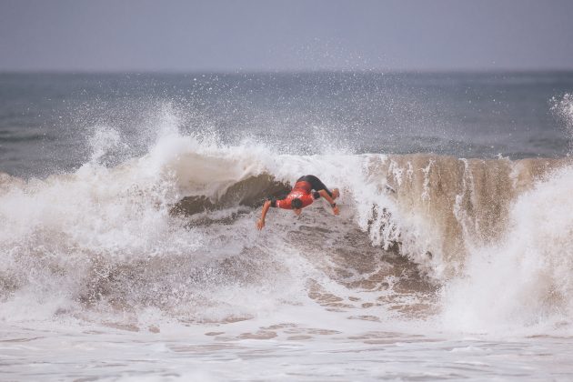 Lucca Mesinas, US Open of Surfing 2022, Huntington Beach, Califórnia (EUA). Foto: WSL / Beatriz Ryder.
